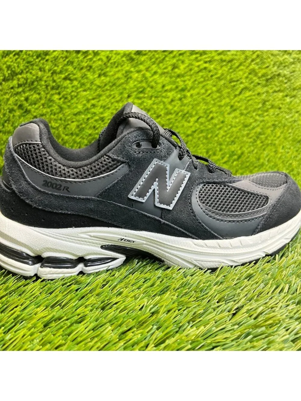 New Balance 2002 Boys Size 6.5Y Black White Athletic Running Shoes Sneakers